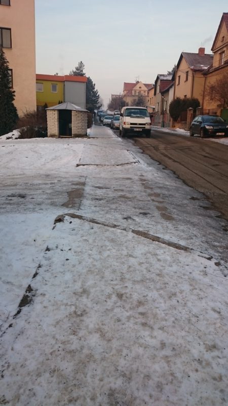 Neuklizené chodníky u MŠ Kollárova Úvaly