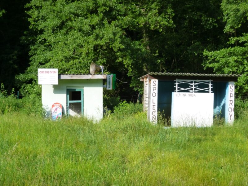stav koupaliště v červnu 2016, sprchy a WC- foto J. Rydlo