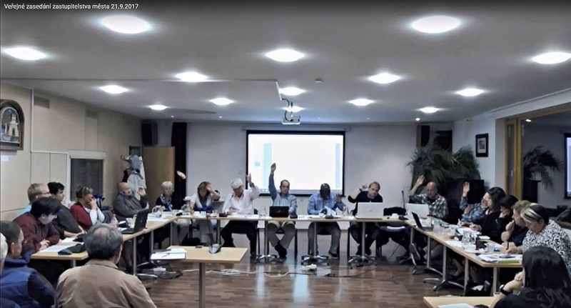 hlasující PRO přijetí stávajícího návrhu ÚP