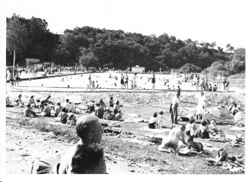 koupaliště Holá Hostýn, starý vstup vlevo fotografie Brokešovi (rok asi 1942)
